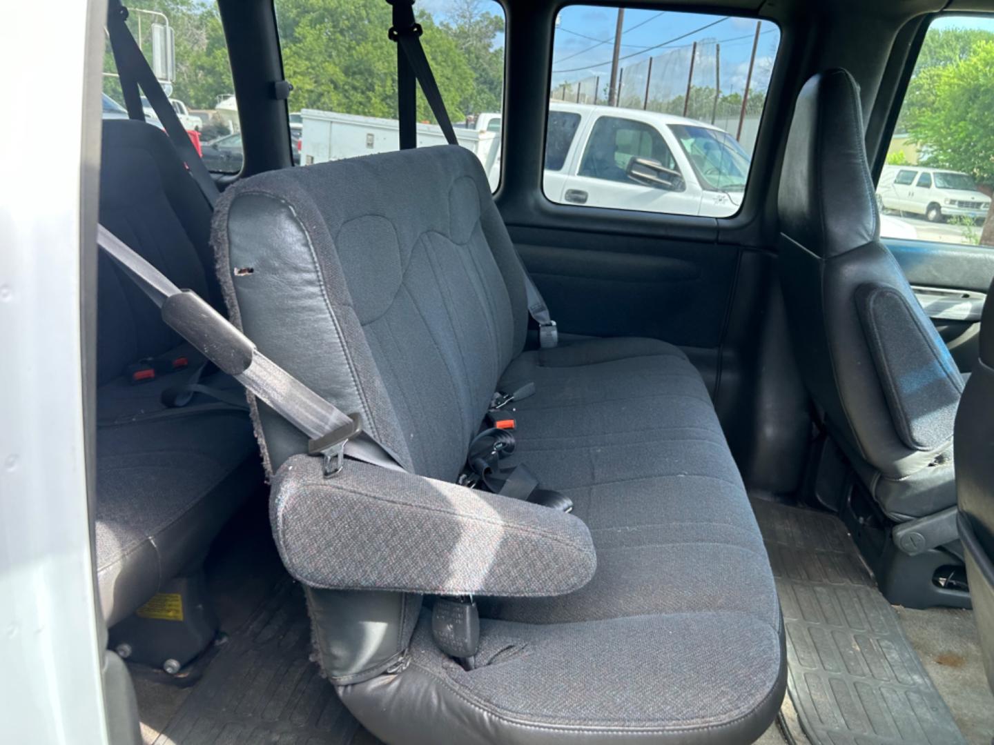 2001 White GMC Savana G3500 Extended (1GJHG39R411) with an 5.7L V8 OHV 16V engine, 4-Speed Automatic Overdrive transmission, located at 1687 Business 35 S, New Braunfels, TX, 78130, (830) 625-7159, 29.655487, -98.051491 - Photo#7