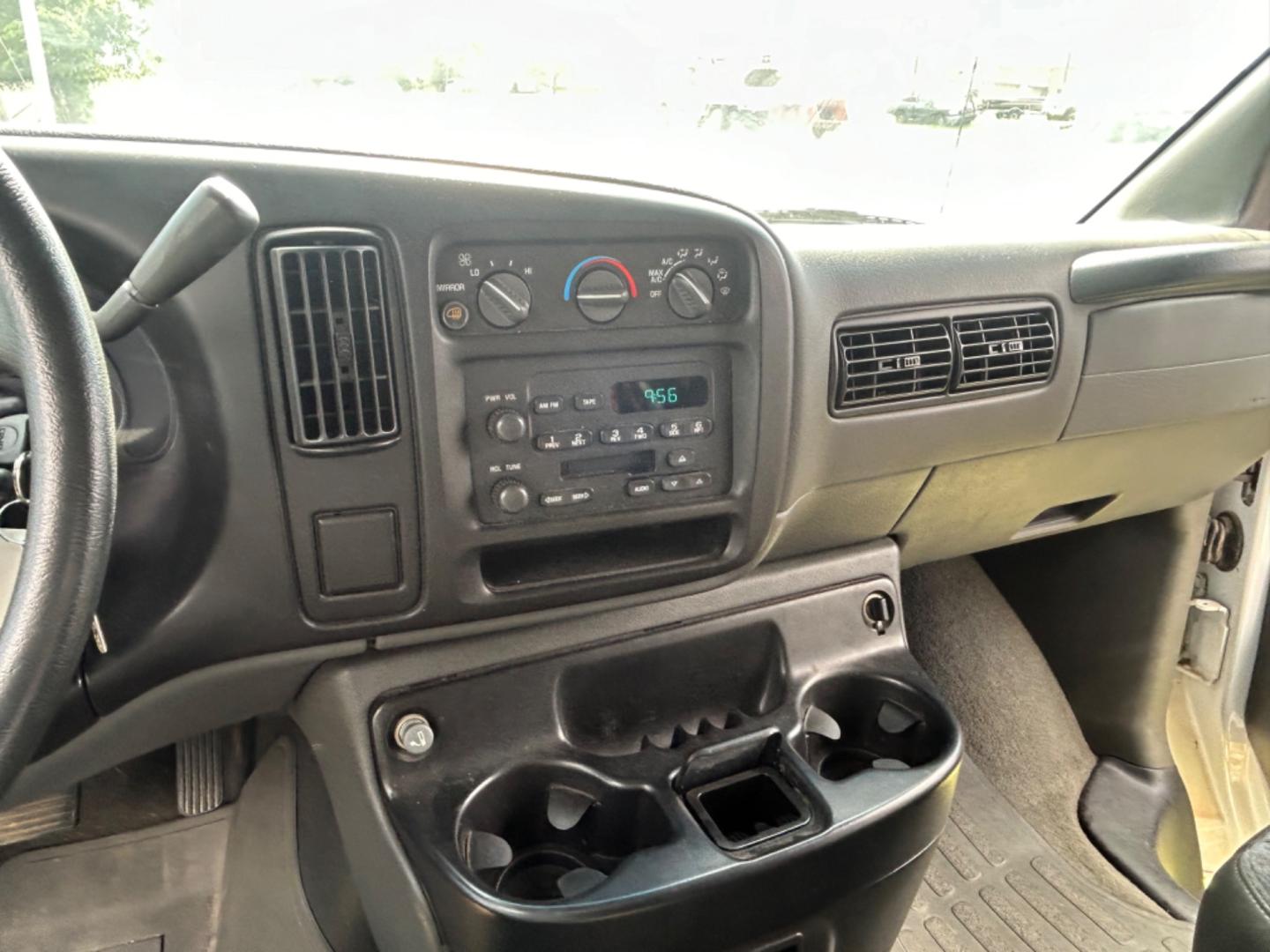 2001 White GMC Savana G3500 Extended (1GJHG39R411) with an 5.7L V8 OHV 16V engine, 4-Speed Automatic Overdrive transmission, located at 1687 Business 35 S, New Braunfels, TX, 78130, (830) 625-7159, 29.655487, -98.051491 - Photo#11