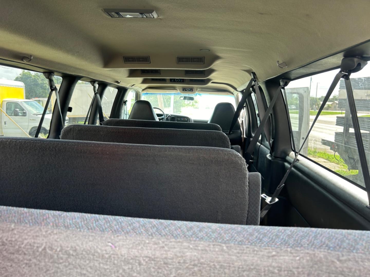 2001 White GMC Savana G3500 Extended (1GJHG39R411) with an 5.7L V8 OHV 16V engine, 4-Speed Automatic Overdrive transmission, located at 1687 Business 35 S, New Braunfels, TX, 78130, (830) 625-7159, 29.655487, -98.051491 - Photo#9