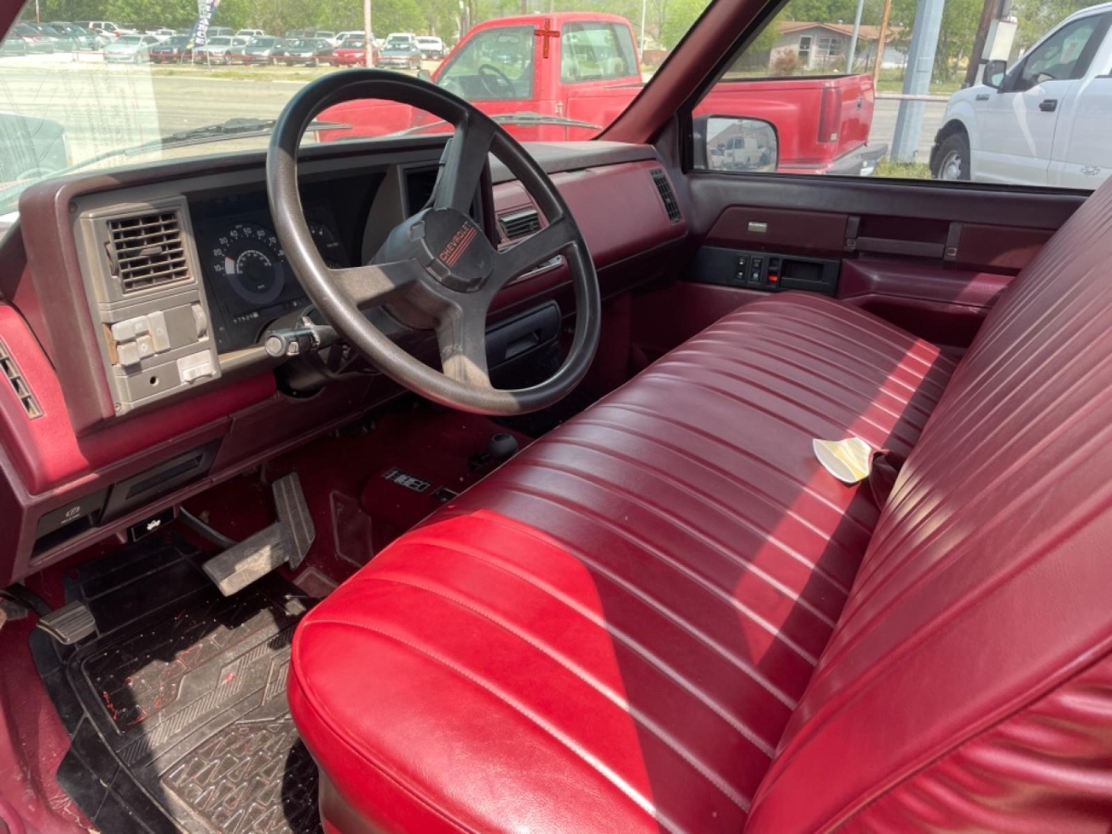 1989 Chevrolet C/K 1500 (1GCDK14K9KZ) with an 5.7L engine, Auto transmission, located at 1687 Business 35 S, New Braunfels, TX, 78130, (830) 625-7159, 29.655487, -98.051491 - Photo #3