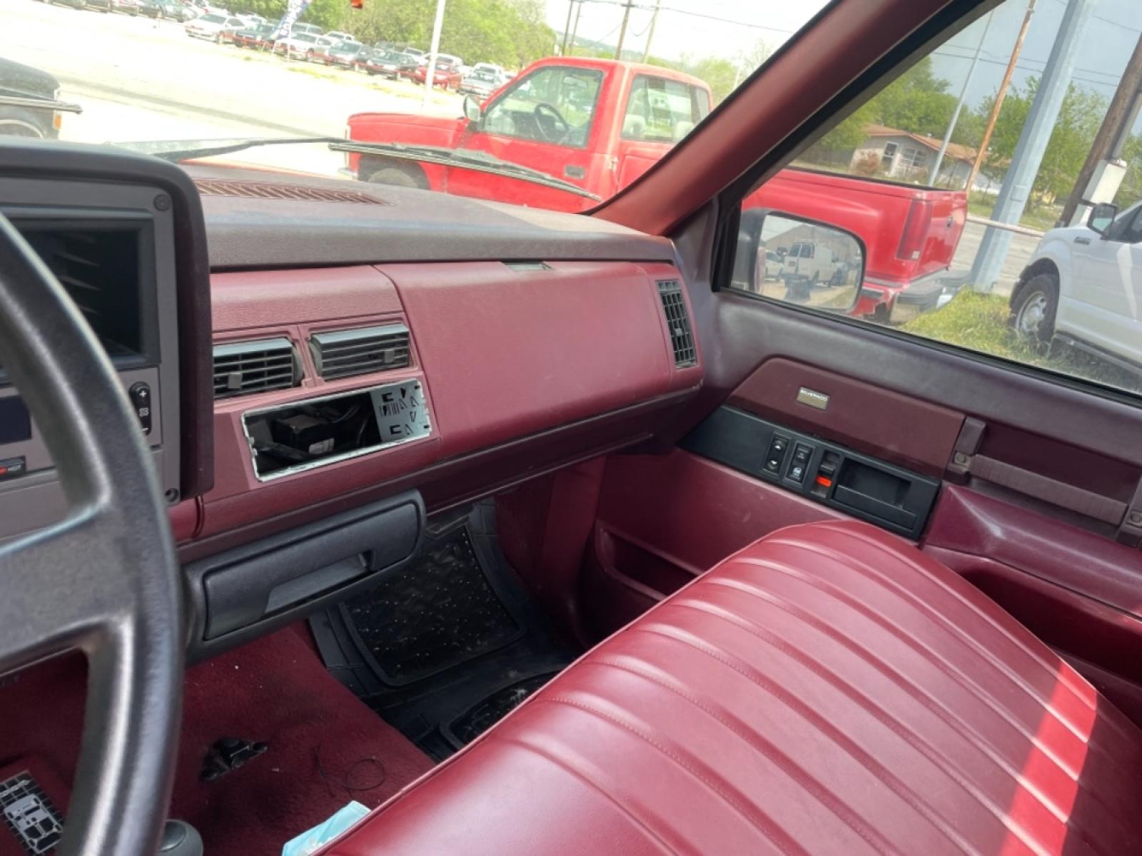 1989 Chevrolet C/K 1500 (1GCDK14K9KZ) with an 5.7L engine, Auto transmission, located at 1687 Business 35 S, New Braunfels, TX, 78130, (830) 625-7159, 29.655487, -98.051491 - Photo #5