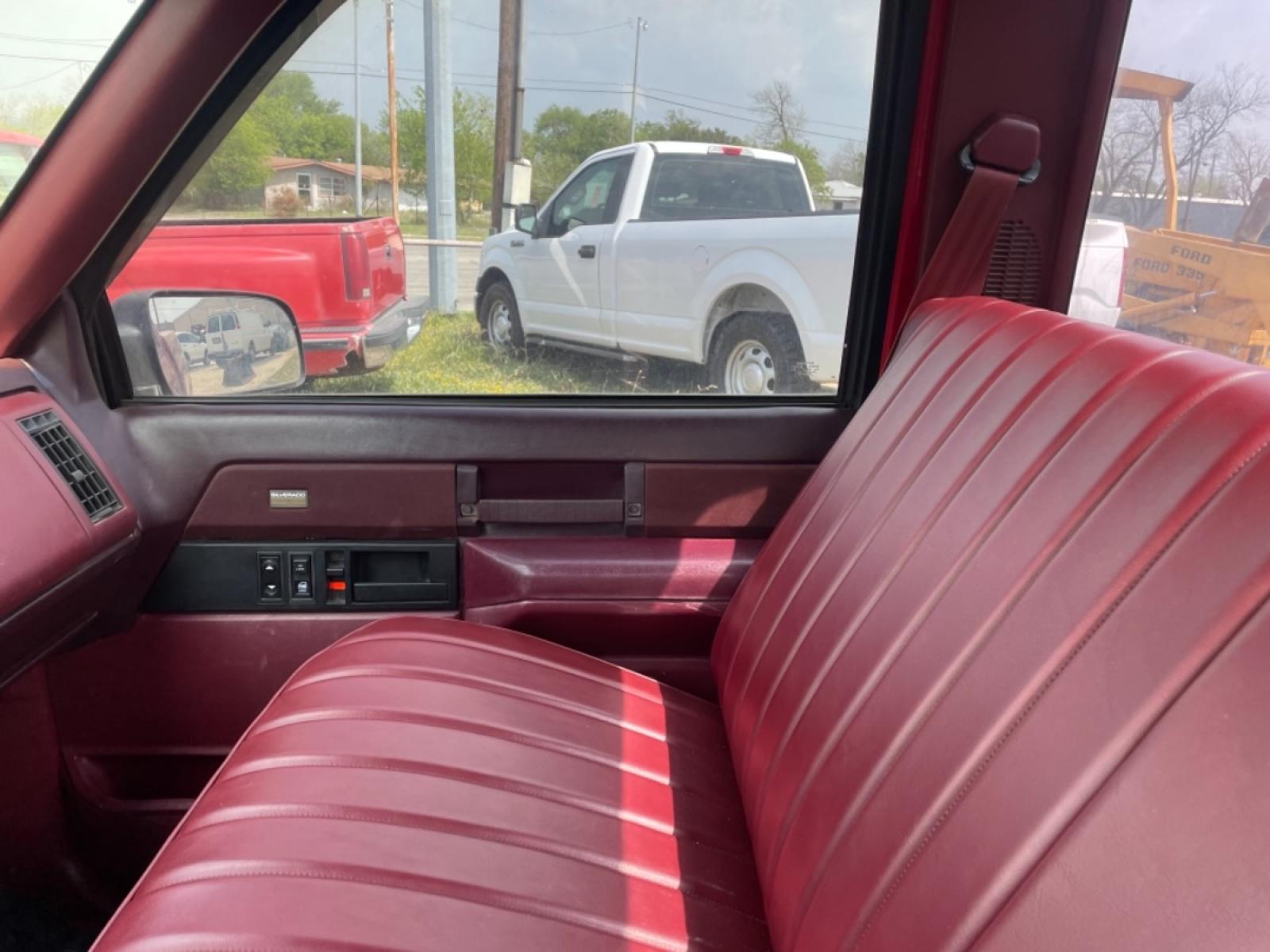 1989 Chevrolet C/K 1500 (1GCDK14K9KZ) with an 5.7L engine, Auto transmission, located at 1687 Business 35 S, New Braunfels, TX, 78130, (830) 625-7159, 29.655487, -98.051491 - Photo #6