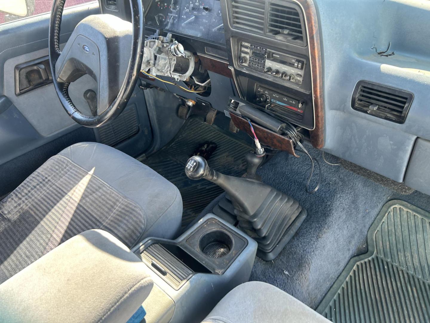 1989 Blue Ford Bronco II 4WD (1FMCU14T5KU) with an 2.9L V6 OHV 12V engine, Standard transmission, located at 1687 Business 35 S, New Braunfels, TX, 78130, (830) 625-7159, 29.655487, -98.051491 - Photo#8