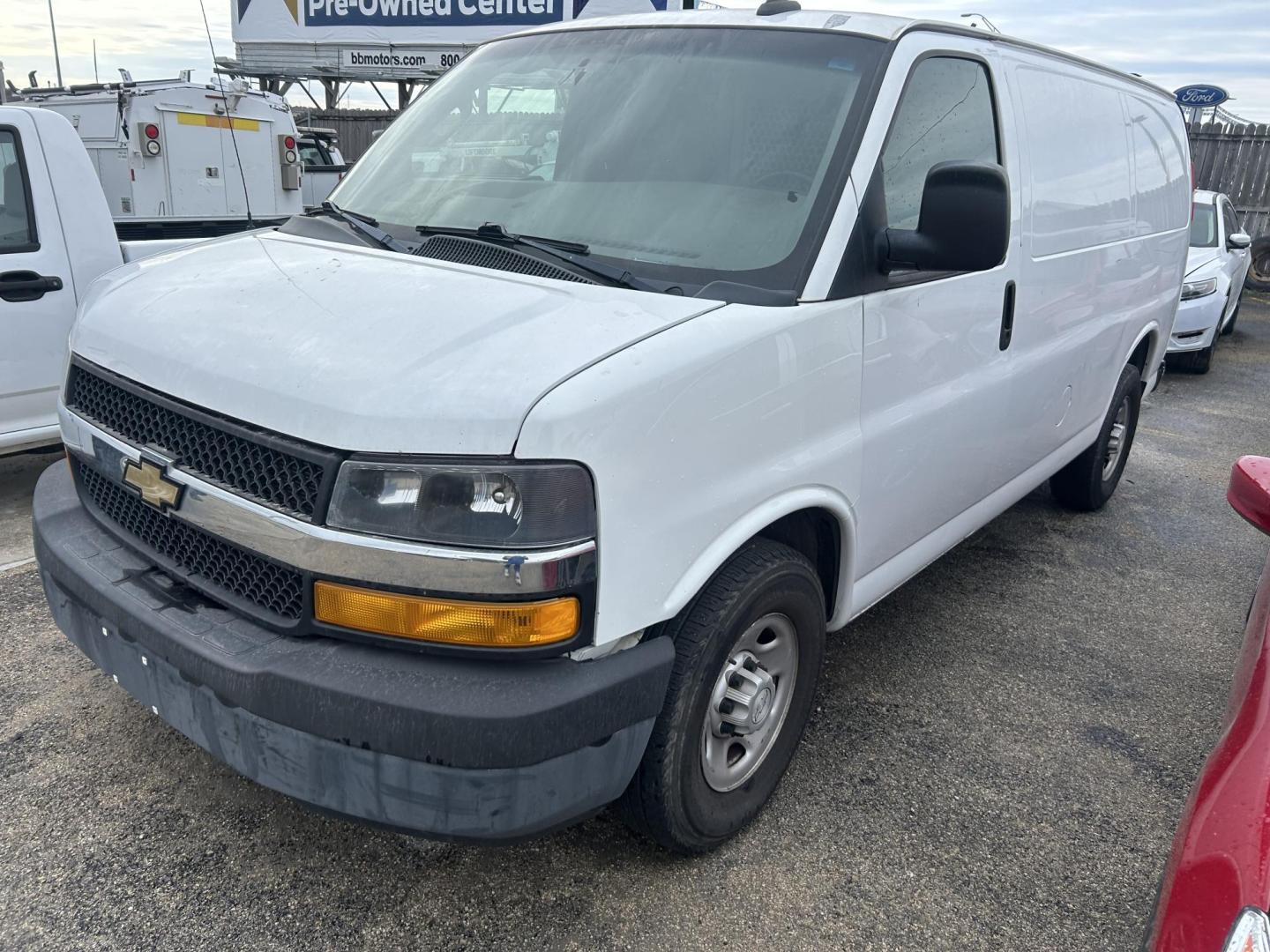2018 White Chevrolet Express 2500 Cargo (1GCWGAFG2J1) with an 6.0L V8 OHV 16V FFV engine, 6A transmission, located at 1687 Business 35 S, New Braunfels, TX, 78130, (830) 625-7159, 29.655487, -98.051491 - Photo#0