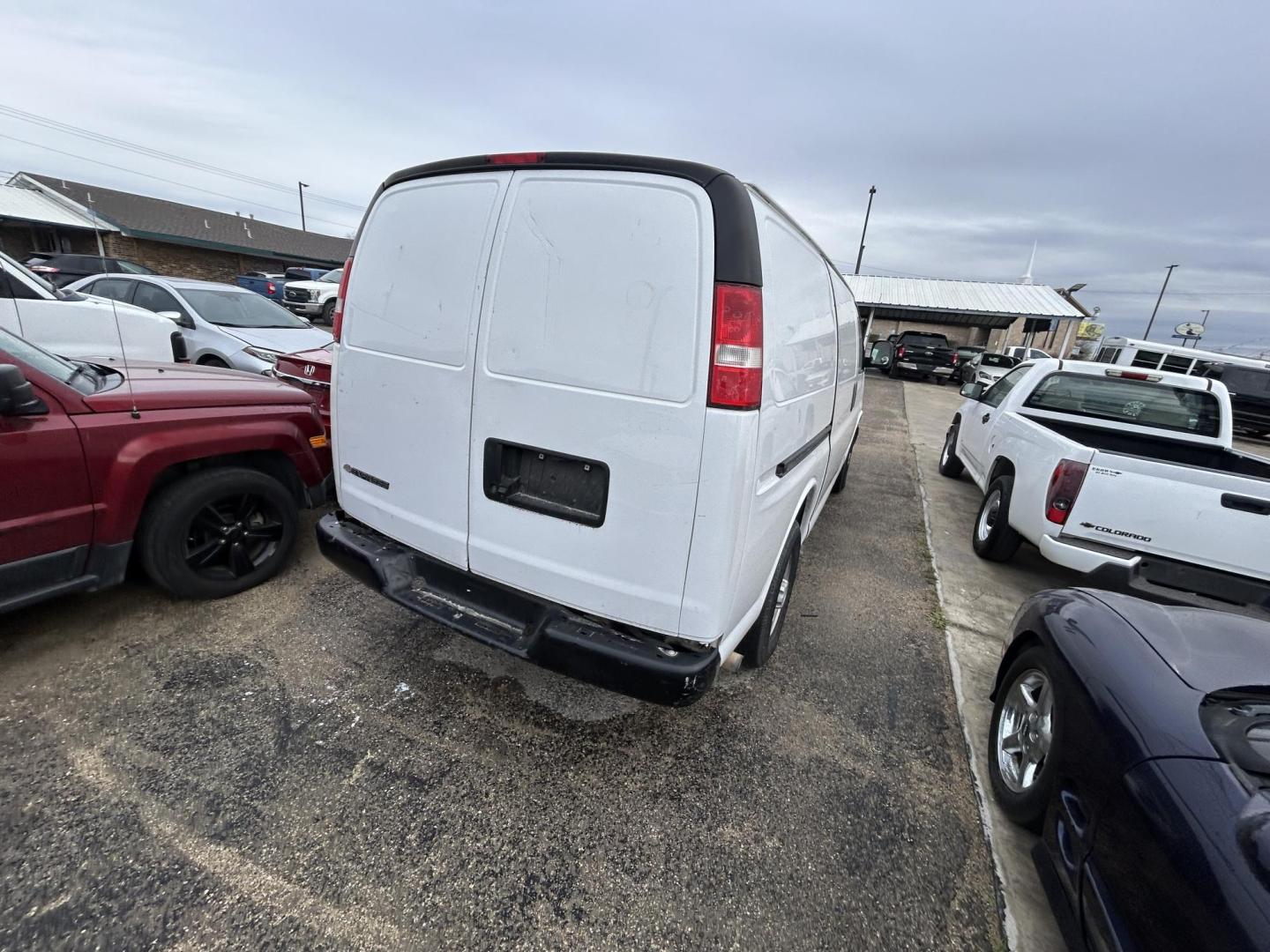 2018 White Chevrolet Express 2500 Cargo (1GCWGAFG2J1) with an 6.0L V8 OHV 16V FFV engine, 6A transmission, located at 1687 Business 35 S, New Braunfels, TX, 78130, (830) 625-7159, 29.655487, -98.051491 - Photo#8