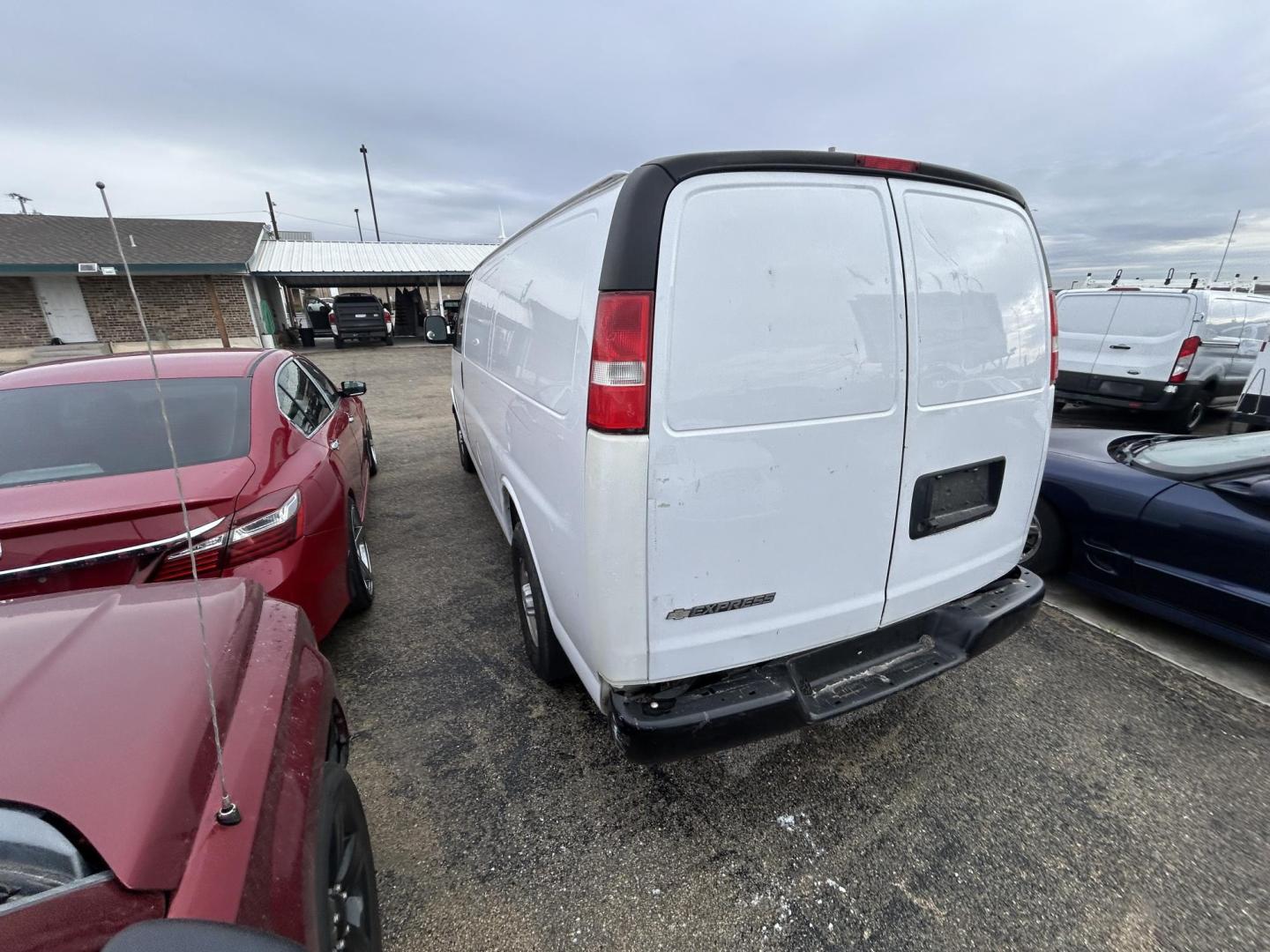 2018 White Chevrolet Express 2500 Cargo (1GCWGAFG2J1) with an 6.0L V8 OHV 16V FFV engine, 6A transmission, located at 1687 Business 35 S, New Braunfels, TX, 78130, (830) 625-7159, 29.655487, -98.051491 - Photo#9