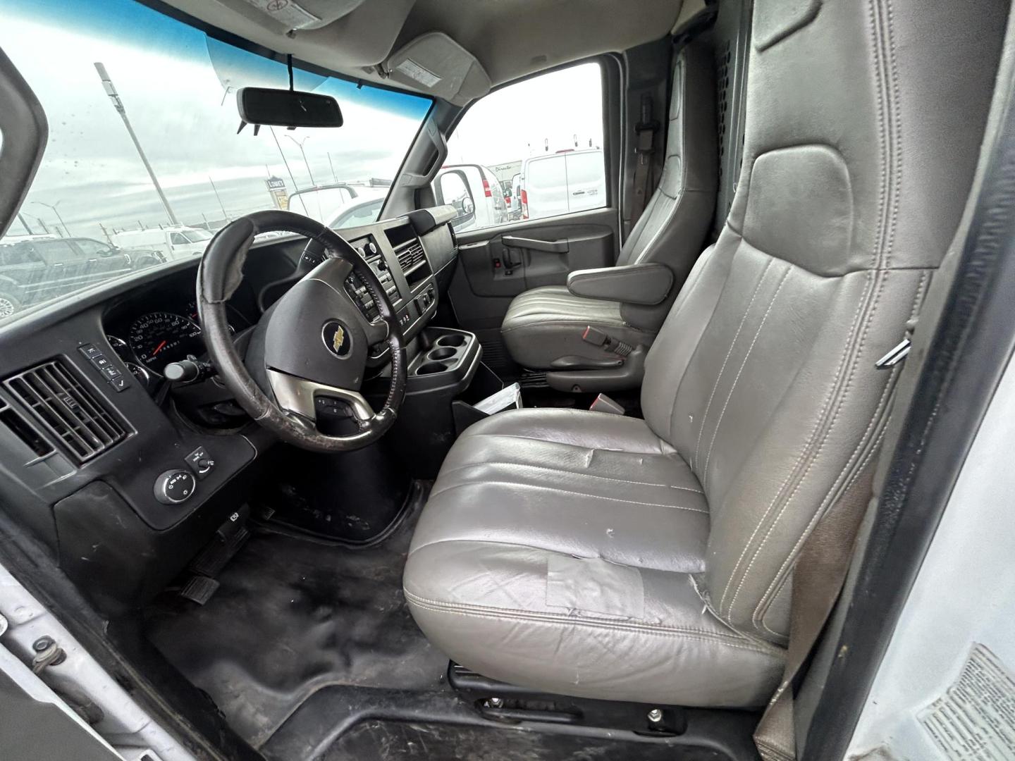 2018 White Chevrolet Express 2500 Cargo (1GCWGAFG2J1) with an 6.0L V8 OHV 16V FFV engine, 6A transmission, located at 1687 Business 35 S, New Braunfels, TX, 78130, (830) 625-7159, 29.655487, -98.051491 - Photo#11