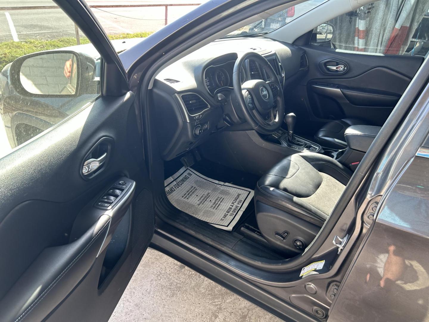 2019 Grey Jeep Cherokee Latitude Plus FWD (1C4PJLLB6KD) with an 2.4L L4 DOHC 16V engine, 9A transmission, located at 1687 Business 35 S, New Braunfels, TX, 78130, (830) 625-7159, 29.655487, -98.051491 - Photo#4