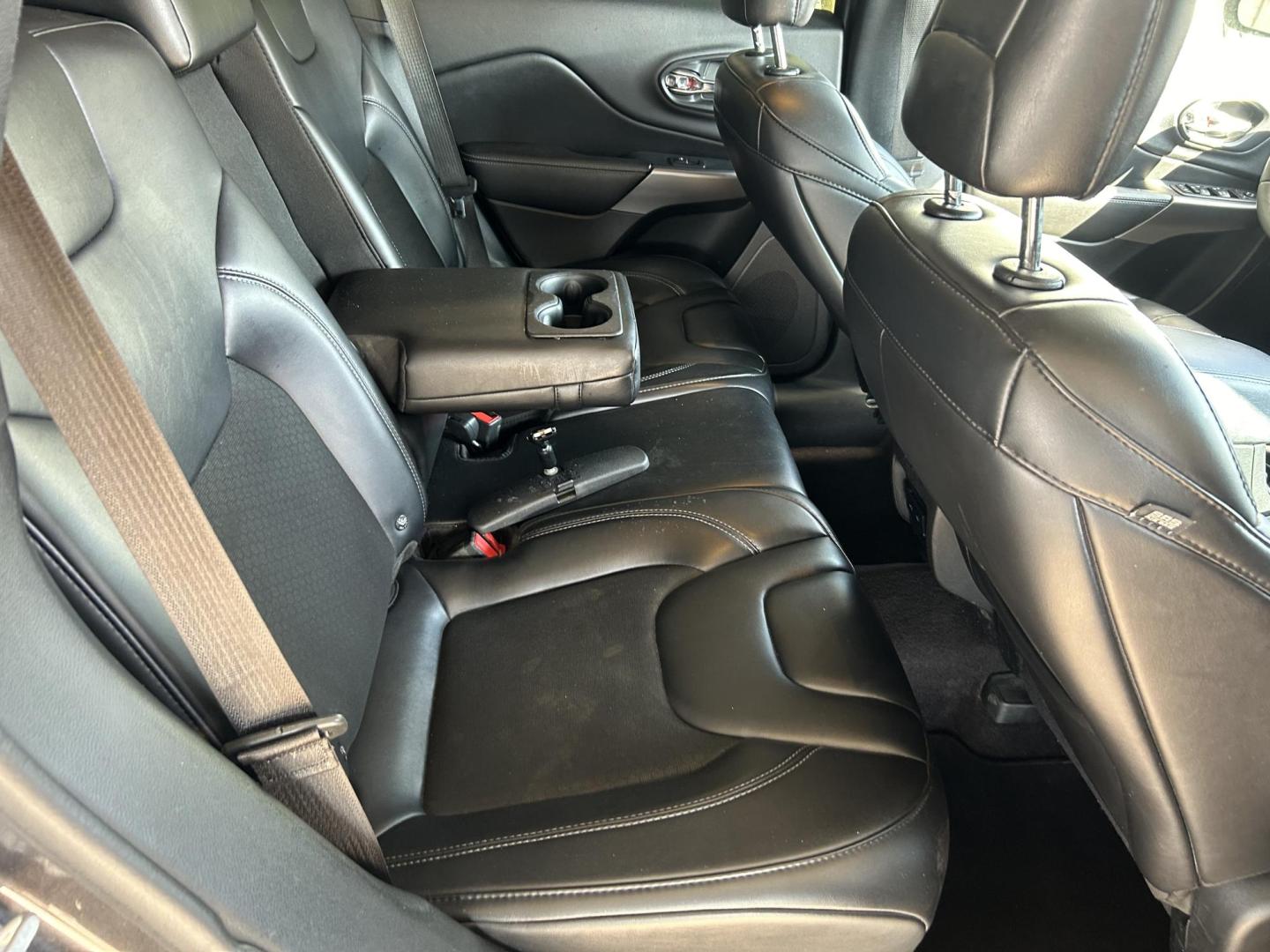 2019 Grey Jeep Cherokee Latitude Plus FWD (1C4PJLLB6KD) with an 2.4L L4 DOHC 16V engine, 9A transmission, located at 1687 Business 35 S, New Braunfels, TX, 78130, (830) 625-7159, 29.655487, -98.051491 - Photo#7
