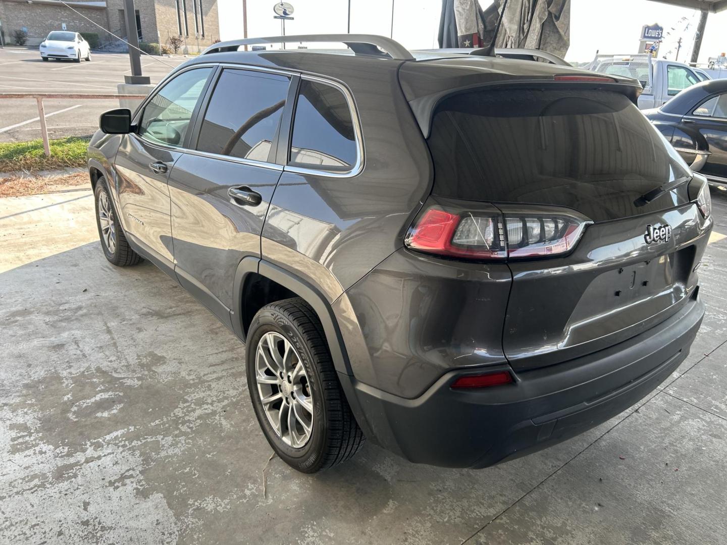 2019 Grey Jeep Cherokee Latitude Plus FWD (1C4PJLLB6KD) with an 2.4L L4 DOHC 16V engine, 9A transmission, located at 1687 Business 35 S, New Braunfels, TX, 78130, (830) 625-7159, 29.655487, -98.051491 - Photo#1