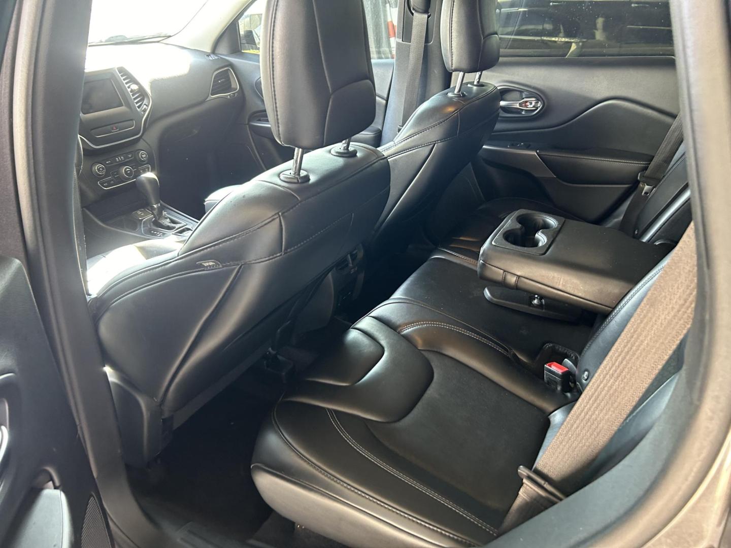 2019 Grey Jeep Cherokee Latitude Plus FWD (1C4PJLLB6KD) with an 2.4L L4 DOHC 16V engine, 9A transmission, located at 1687 Business 35 S, New Braunfels, TX, 78130, (830) 625-7159, 29.655487, -98.051491 - Photo#8