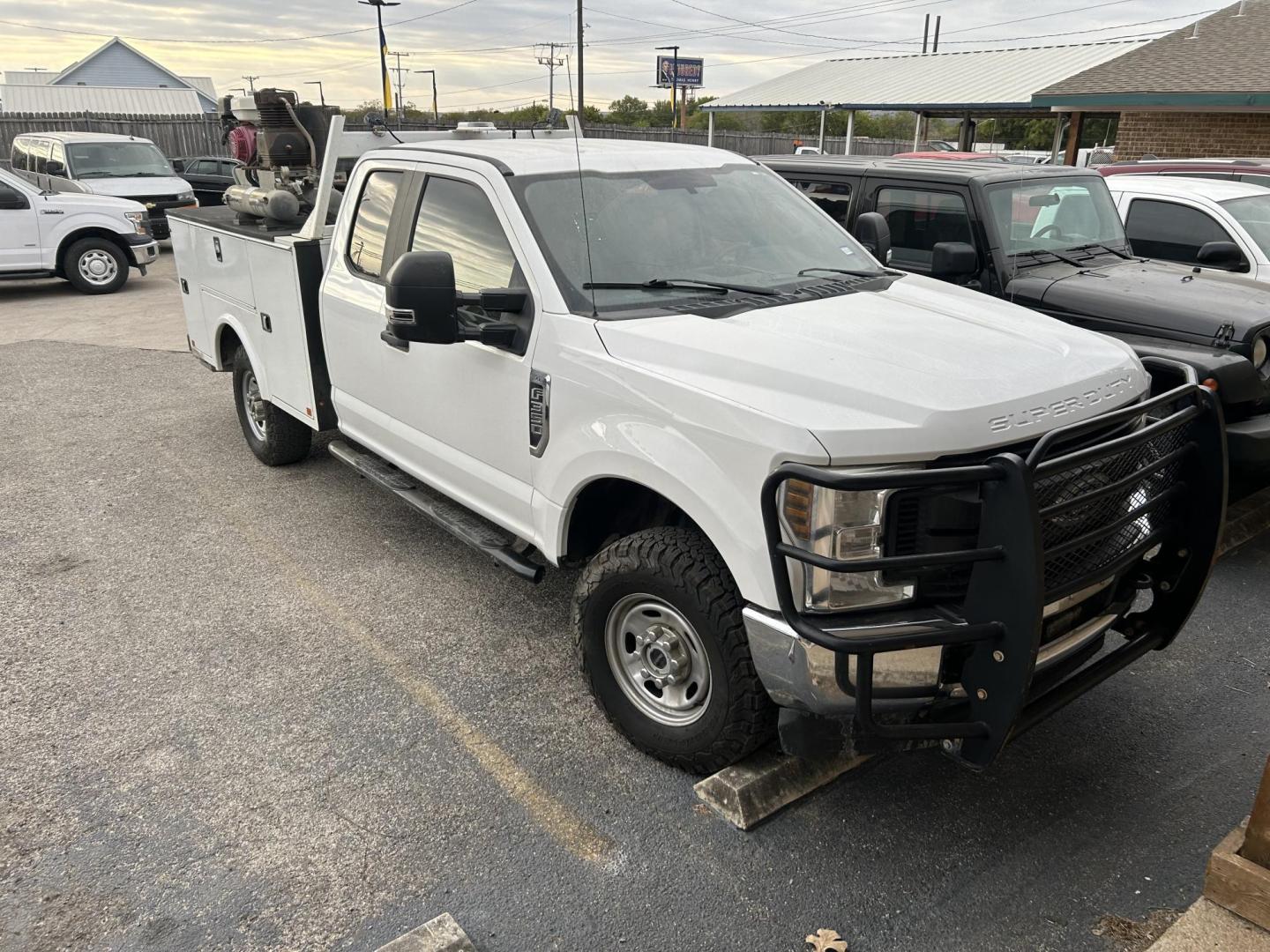 2019 White Ford F-350 SD XL SuperCab 4WD (1FD7X3B62KE) with an 6.2L V8 OHV 16V engine, 6A transmission, located at 1687 Business 35 S, New Braunfels, TX, 78130, (830) 625-7159, 29.655487, -98.051491 - Photo#5