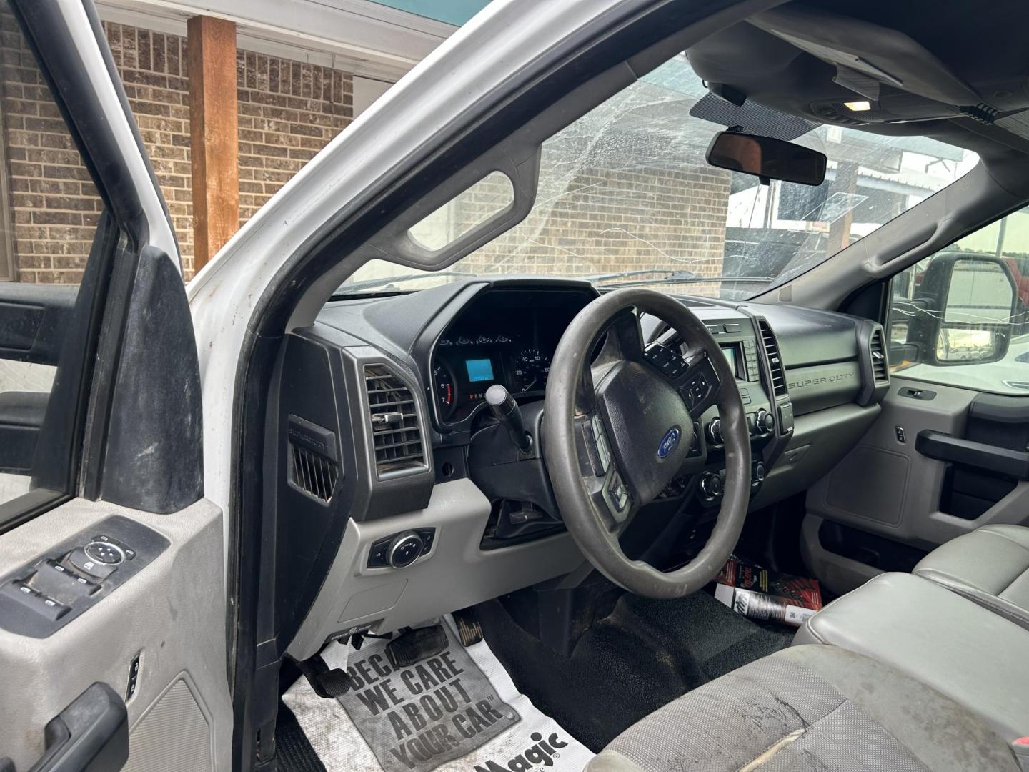 2019 White Ford F-350 SD XL SuperCab 4WD (1FD7X3B62KE) with an 6.2L V8 OHV 16V engine, 6A transmission, located at 1687 Business 35 S, New Braunfels, TX, 78130, (830) 625-7159, 29.655487, -98.051491 - Photo#6