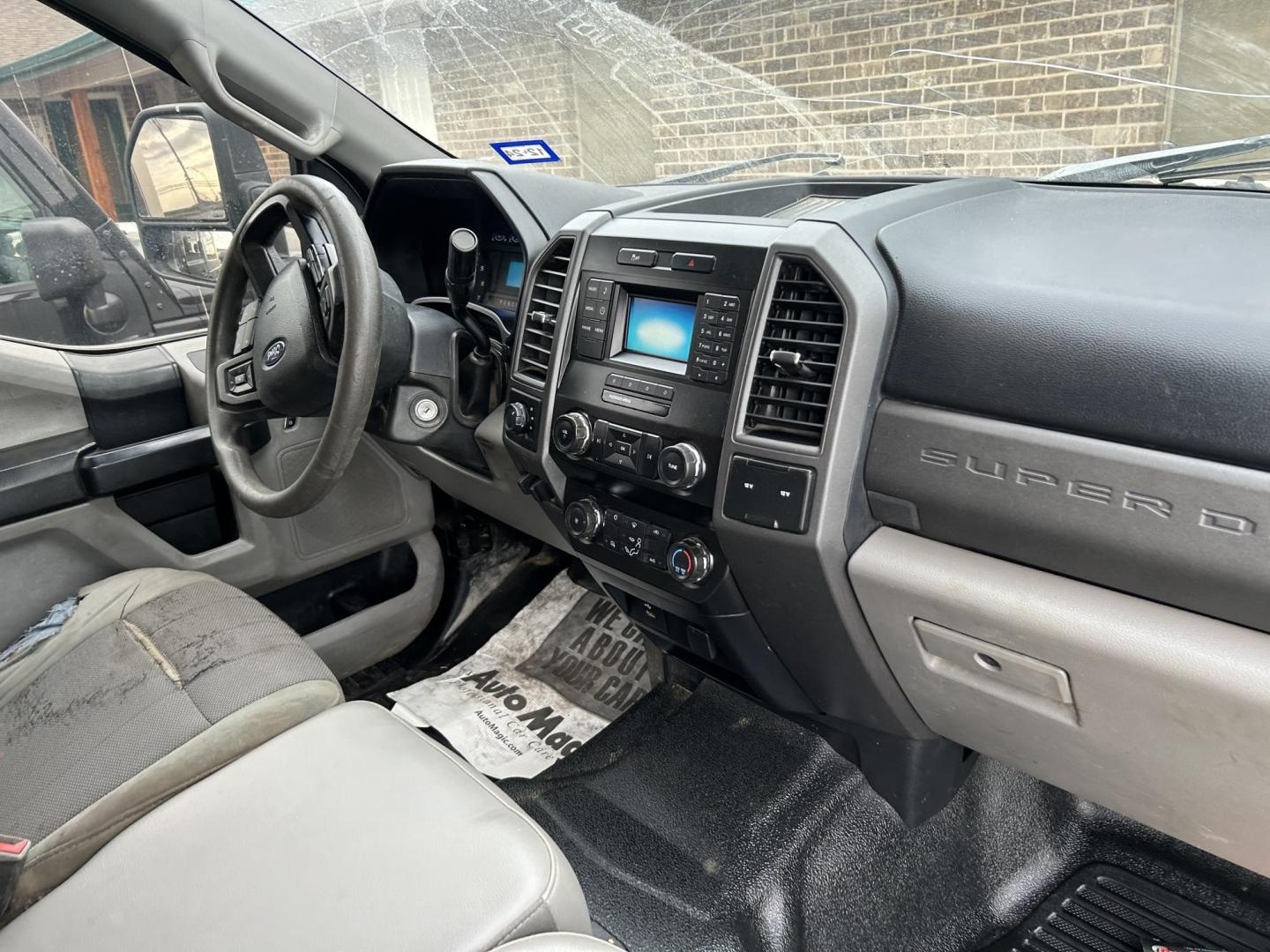 2019 White Ford F-350 SD XL SuperCab 4WD (1FD7X3B62KE) with an 6.2L V8 OHV 16V engine, 6A transmission, located at 1687 Business 35 S, New Braunfels, TX, 78130, (830) 625-7159, 29.655487, -98.051491 - Photo#8