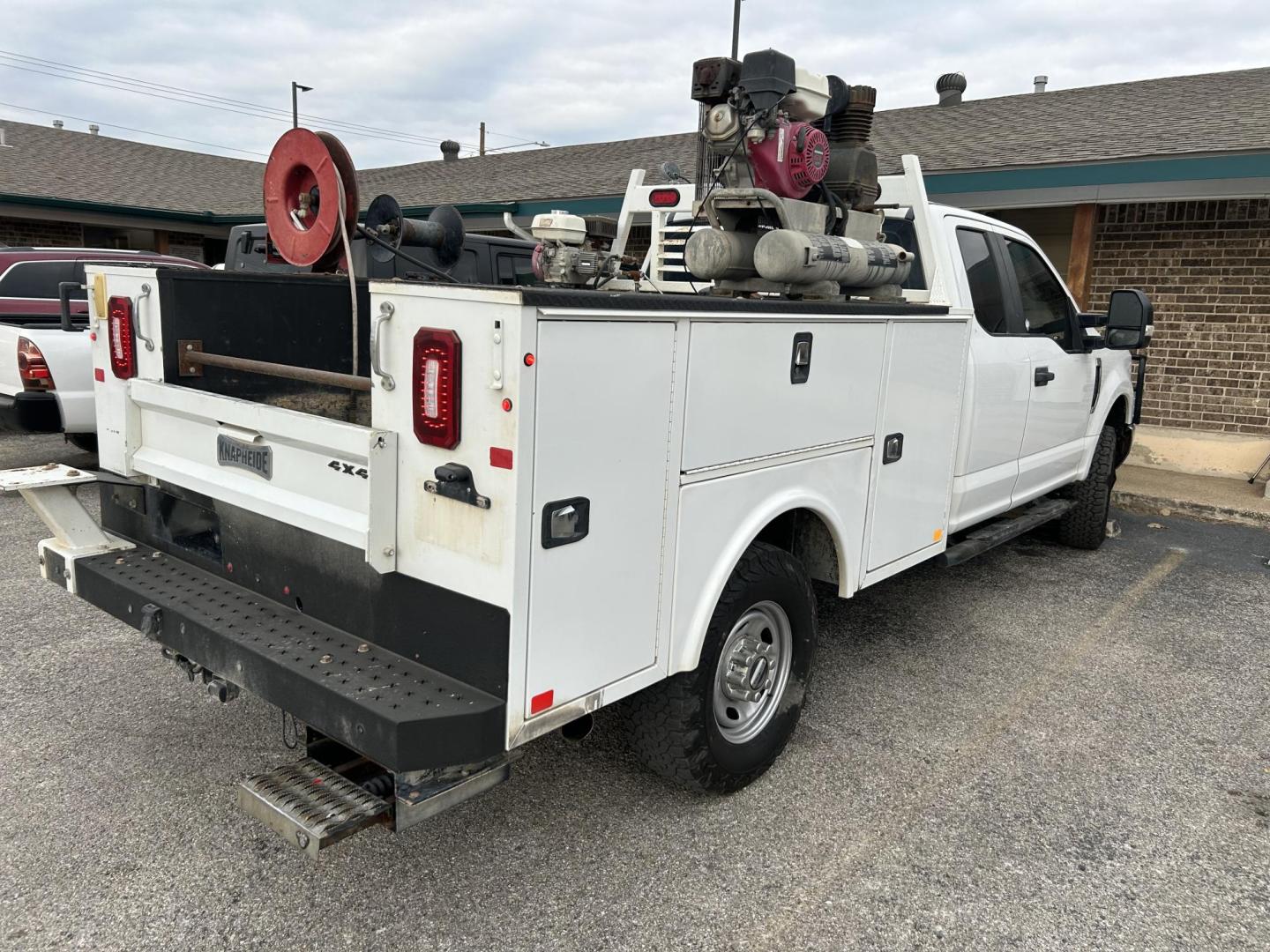 2019 White Ford F-350 SD XL SuperCab 4WD (1FD7X3B62KE) with an 6.2L V8 OHV 16V engine, 6A transmission, located at 1687 Business 35 S, New Braunfels, TX, 78130, (830) 625-7159, 29.655487, -98.051491 - Photo#4