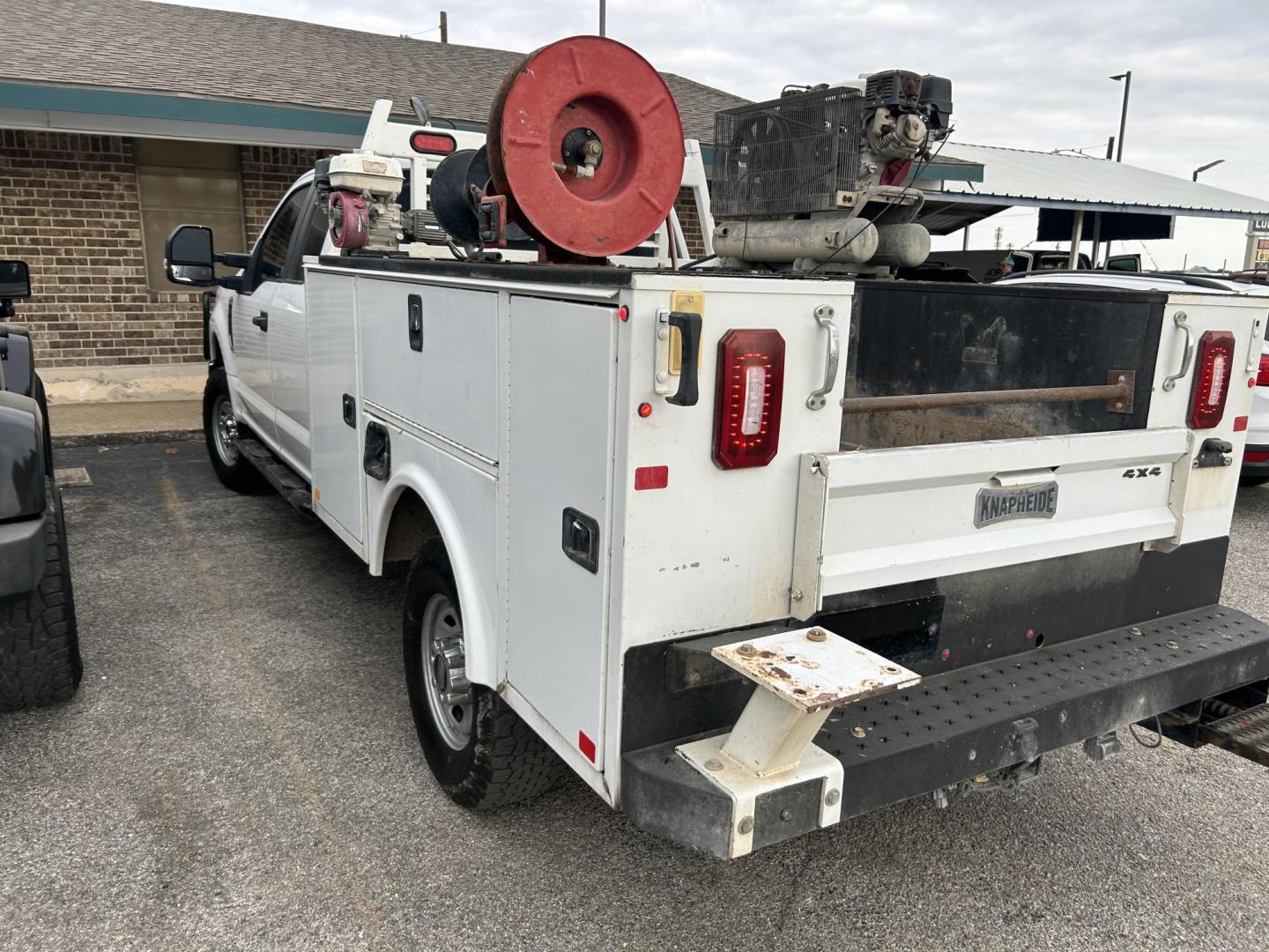 2019 White Ford F-350 SD XL SuperCab 4WD (1FD7X3B62KE) with an 6.2L V8 OHV 16V engine, 6A transmission, located at 1687 Business 35 S, New Braunfels, TX, 78130, (830) 625-7159, 29.655487, -98.051491 - Photo#1