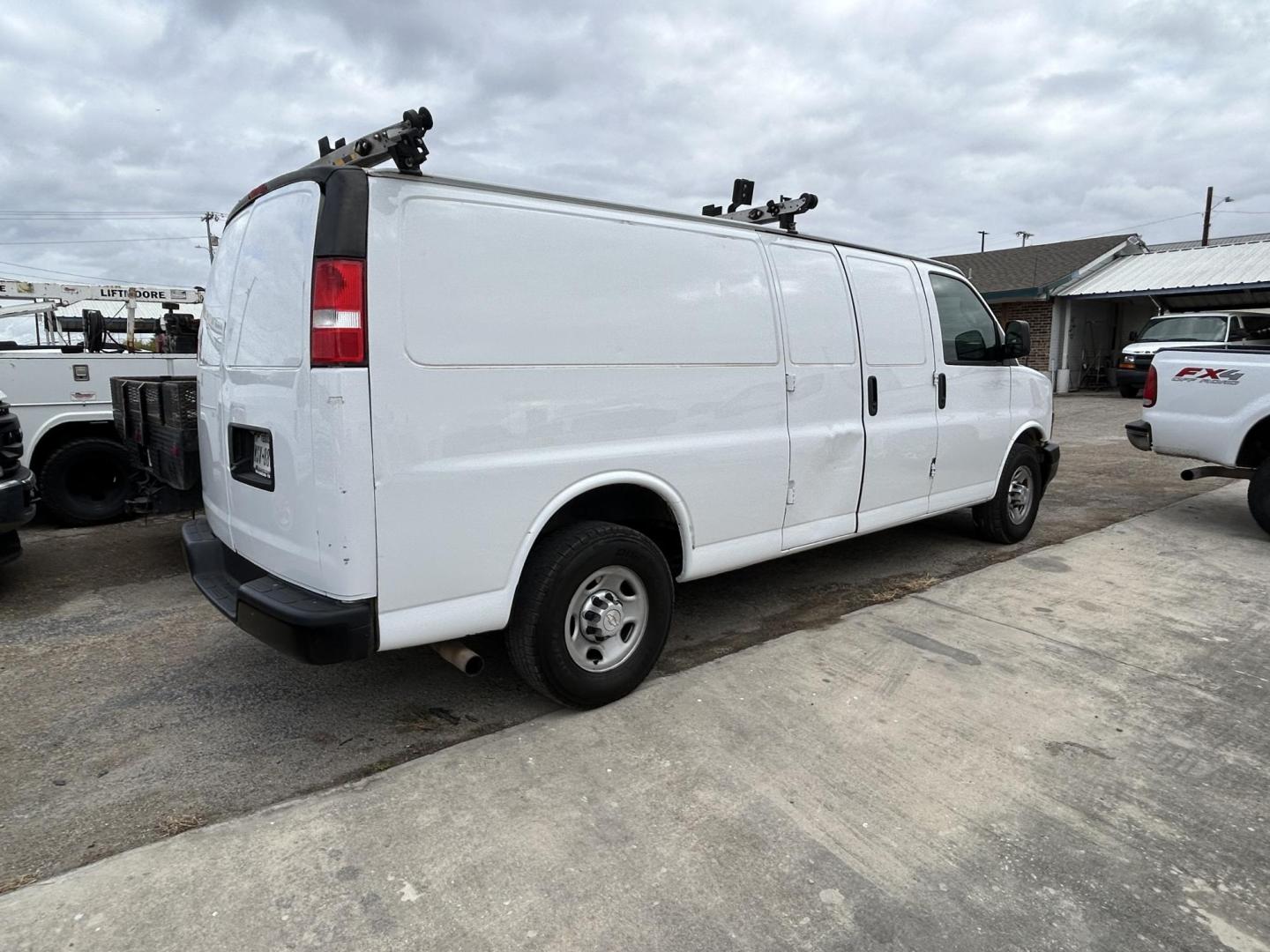 2018 White Chevrolet Express 2500 Cargo Extended (1GCWGBFPXJ1) with an 4.3L V6 engine, 6A transmission, located at 1687 Business 35 S, New Braunfels, TX, 78130, (830) 625-7159, 29.655487, -98.051491 - Photo#2