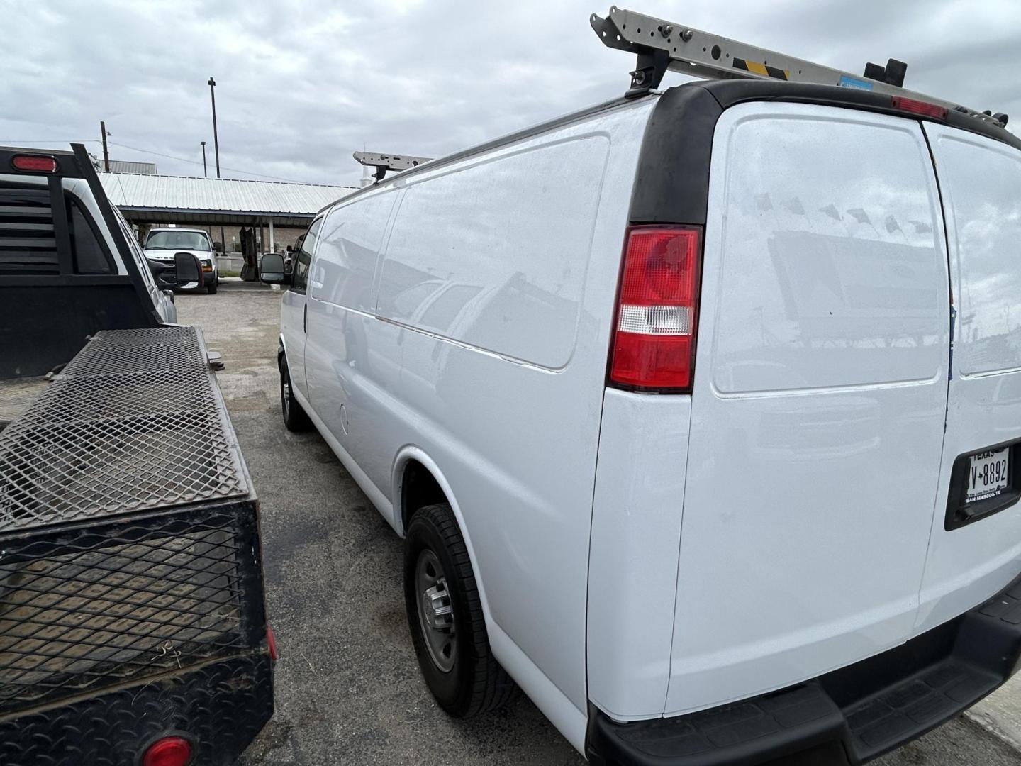 2018 White Chevrolet Express 2500 Cargo Extended (1GCWGBFPXJ1) with an 4.3L V6 engine, 6A transmission, located at 1687 Business 35 S, New Braunfels, TX, 78130, (830) 625-7159, 29.655487, -98.051491 - Photo#1
