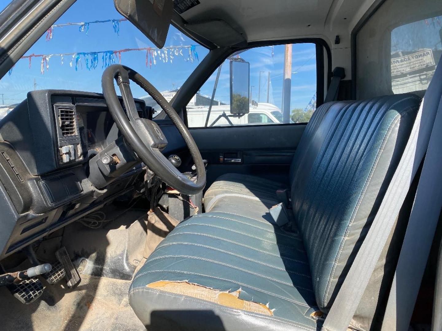 1994 White Chevrolet C7H042 - (1GBL7H1P3RJ) with an 6.0L V8 engine, 5SPD transmission, located at 1687 Business 35 S, New Braunfels, TX, 78130, (830) 625-7159, 29.655487, -98.051491 - Photo#4