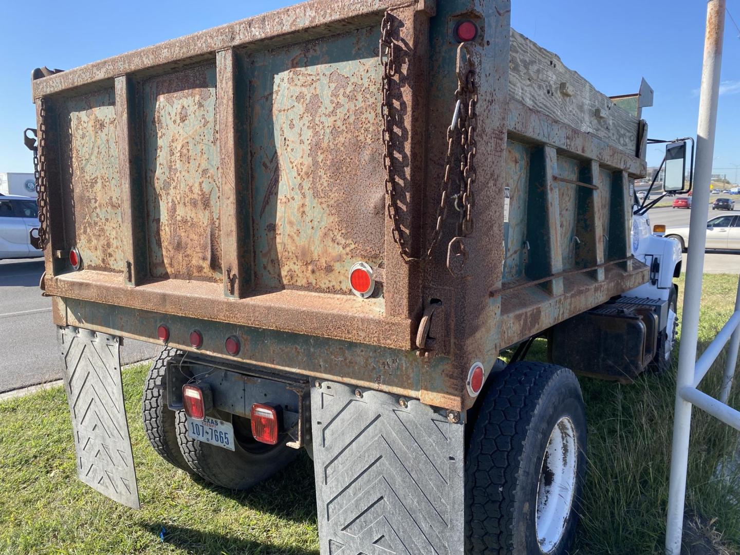 1994 White Chevrolet C7H042 - (1GBL7H1P3RJ) with an 6.0L V8 engine, 5SPD transmission, located at 1687 Business 35 S, New Braunfels, TX, 78130, (830) 625-7159, 29.655487, -98.051491 - Photo#3