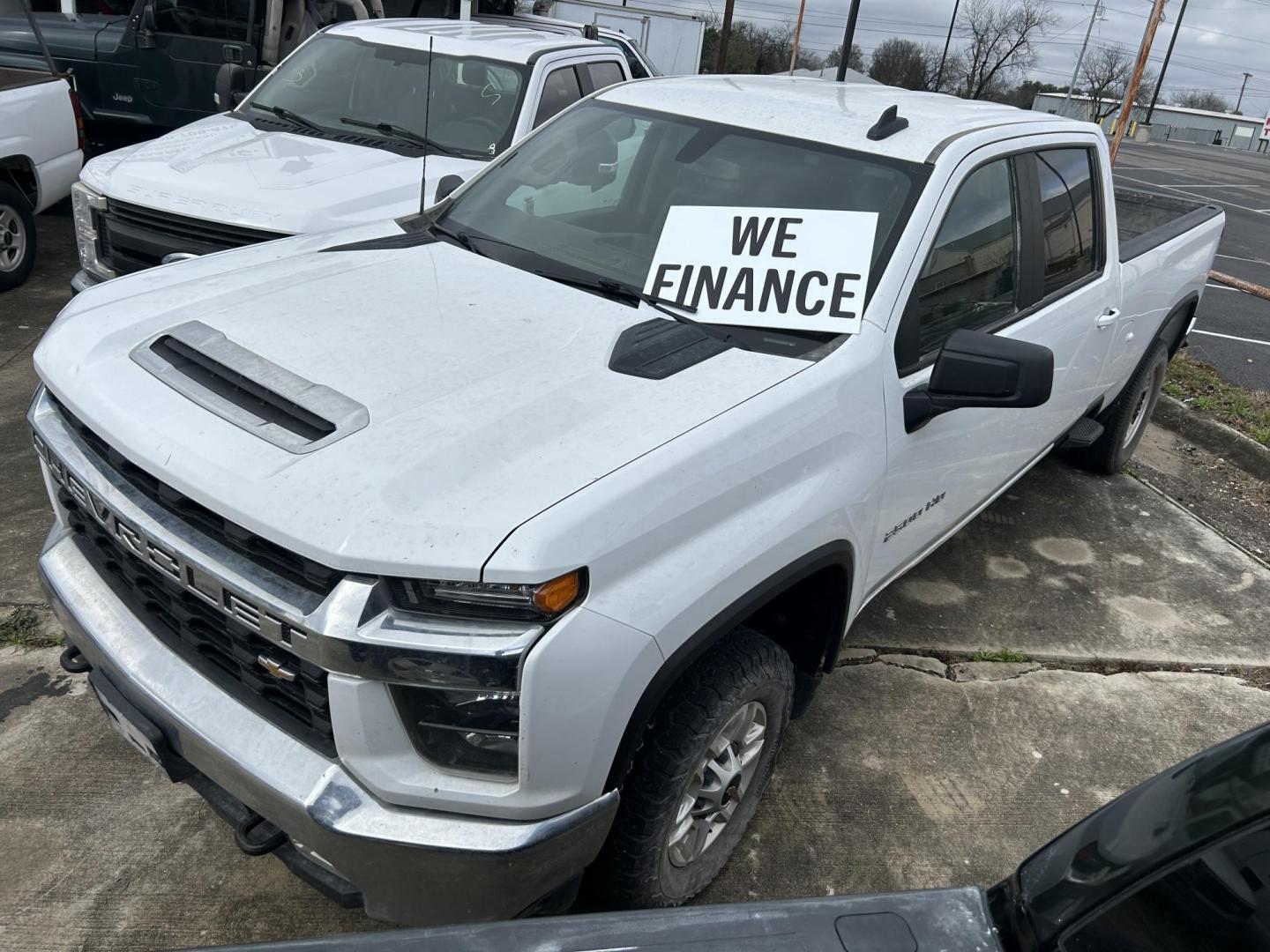 2022 White Chevrolet Silverado 2500HD LT Crew Cab Short Box 4WD (1GC4YNE77NF) with an 6.6L V8 OHV 16V engine, 6A transmission, located at 1687 Business 35 S, New Braunfels, TX, 78130, (830) 625-7159, 29.655487, -98.051491 - Photo#0