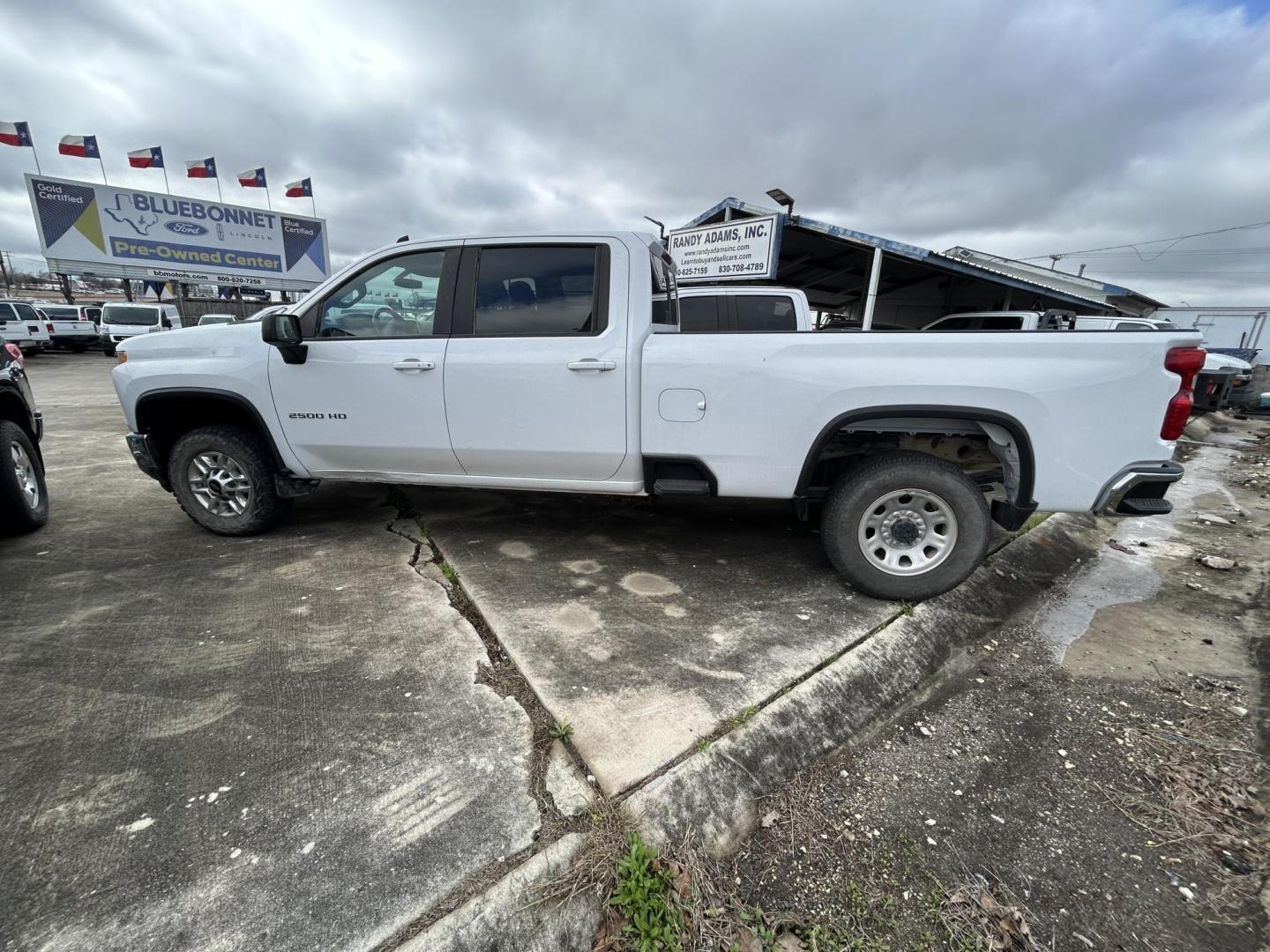 2022 White Chevrolet Silverado 2500HD LT Crew Cab Short Box 4WD (1GC4YNE77NF) with an 6.6L V8 OHV 16V engine, 6A transmission, located at 1687 Business 35 S, New Braunfels, TX, 78130, (830) 625-7159, 29.655487, -98.051491 - Photo#1