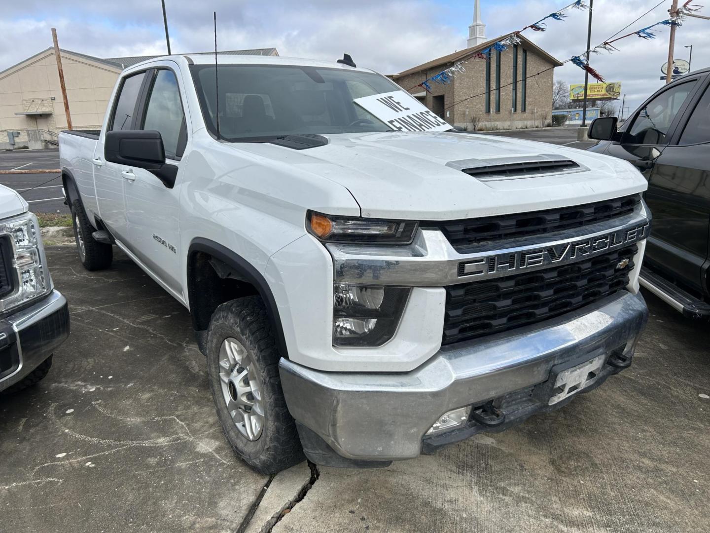 2022 White Chevrolet Silverado 2500HD LT Crew Cab Short Box 4WD (1GC4YNE77NF) with an 6.6L V8 OHV 16V engine, 6A transmission, located at 1687 Business 35 S, New Braunfels, TX, 78130, (830) 625-7159, 29.655487, -98.051491 - Photo#2