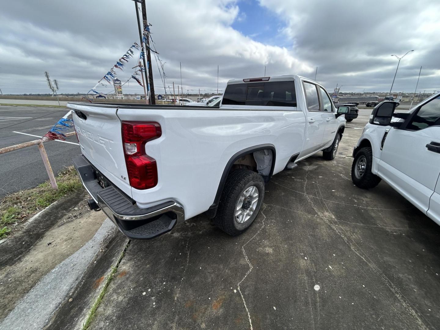 2022 White Chevrolet Silverado 2500HD LT Crew Cab Short Box 4WD (1GC4YNE77NF) with an 6.6L V8 OHV 16V engine, 6A transmission, located at 1687 Business 35 S, New Braunfels, TX, 78130, (830) 625-7159, 29.655487, -98.051491 - Photo#3