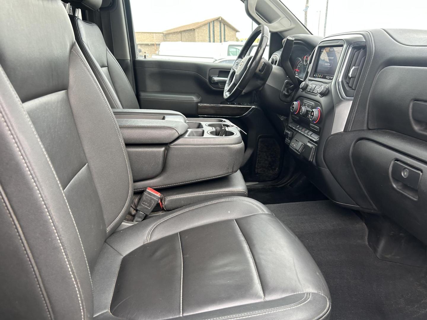 2022 White Chevrolet Silverado 2500HD LT Crew Cab Short Box 4WD (1GC4YNE77NF) with an 6.6L V8 OHV 16V engine, 6A transmission, located at 1687 Business 35 S, New Braunfels, TX, 78130, (830) 625-7159, 29.655487, -98.051491 - Photo#4