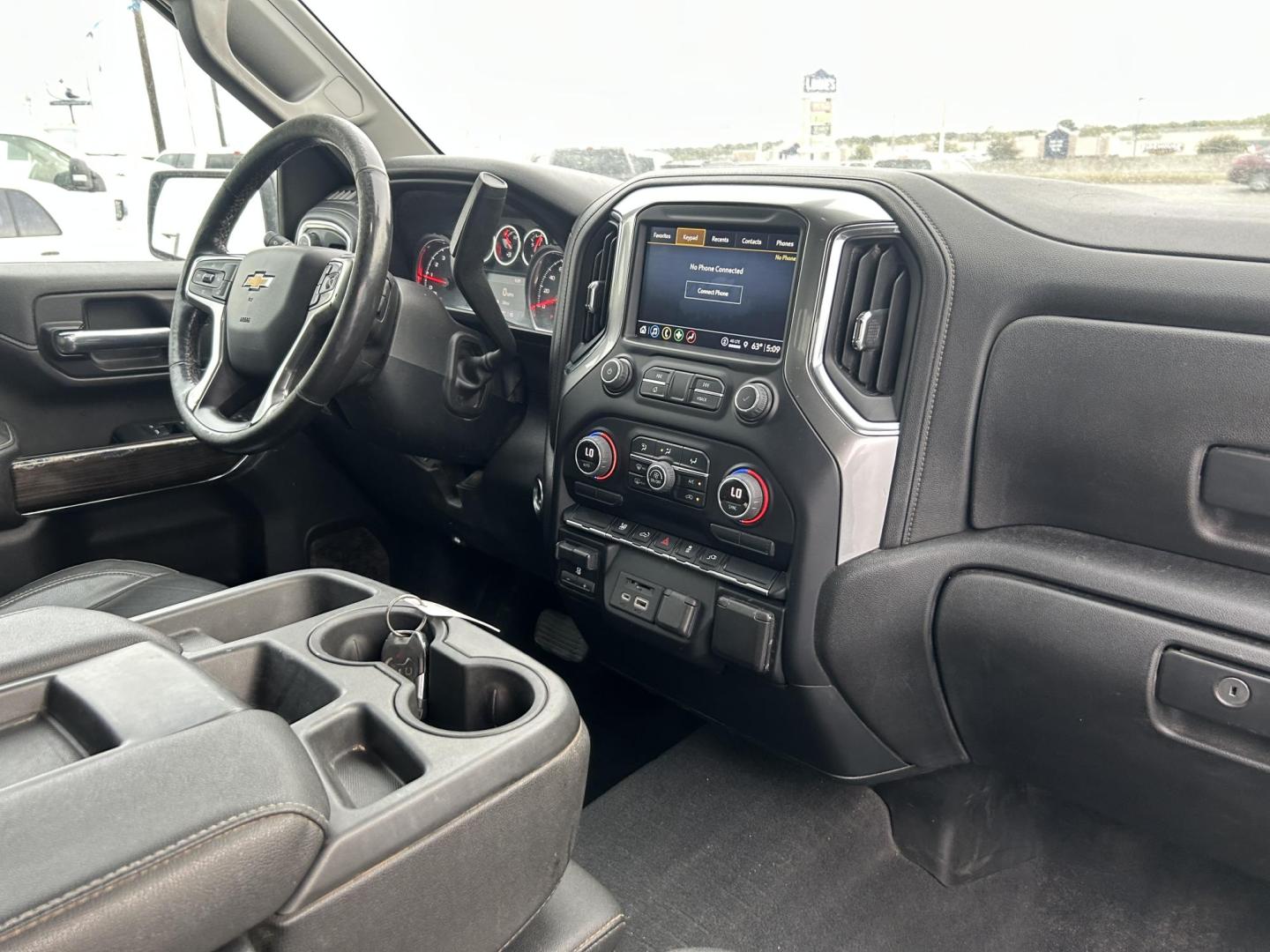 2022 White Chevrolet Silverado 2500HD LT Crew Cab Short Box 4WD (1GC4YNE77NF) with an 6.6L V8 OHV 16V engine, 6A transmission, located at 1687 Business 35 S, New Braunfels, TX, 78130, (830) 625-7159, 29.655487, -98.051491 - Photo#5