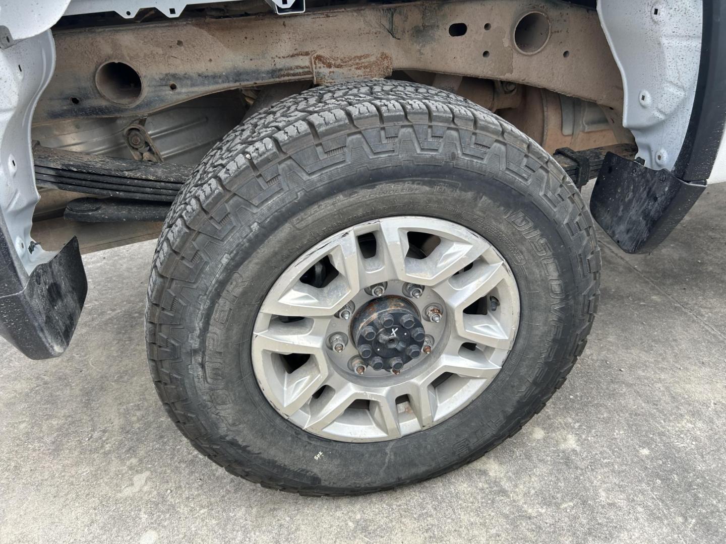 2022 White Chevrolet Silverado 2500HD LT Crew Cab Short Box 4WD (1GC4YNE77NF) with an 6.6L V8 OHV 16V engine, 6A transmission, located at 1687 Business 35 S, New Braunfels, TX, 78130, (830) 625-7159, 29.655487, -98.051491 - Photo#8