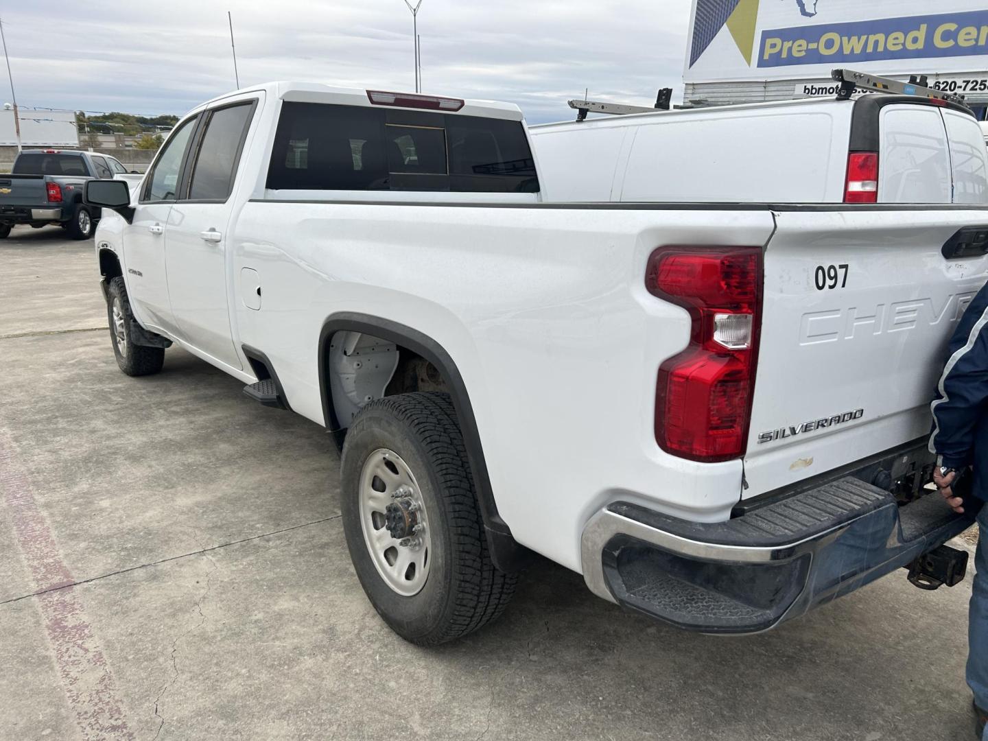 2022 White Chevrolet Silverado 2500HD LT Crew Cab Short Box 4WD (1GC4YNE77NF) with an 6.6L V8 OHV 16V engine, 6A transmission, located at 1687 Business 35 S, New Braunfels, TX, 78130, (830) 625-7159, 29.655487, -98.051491 - Photo#10