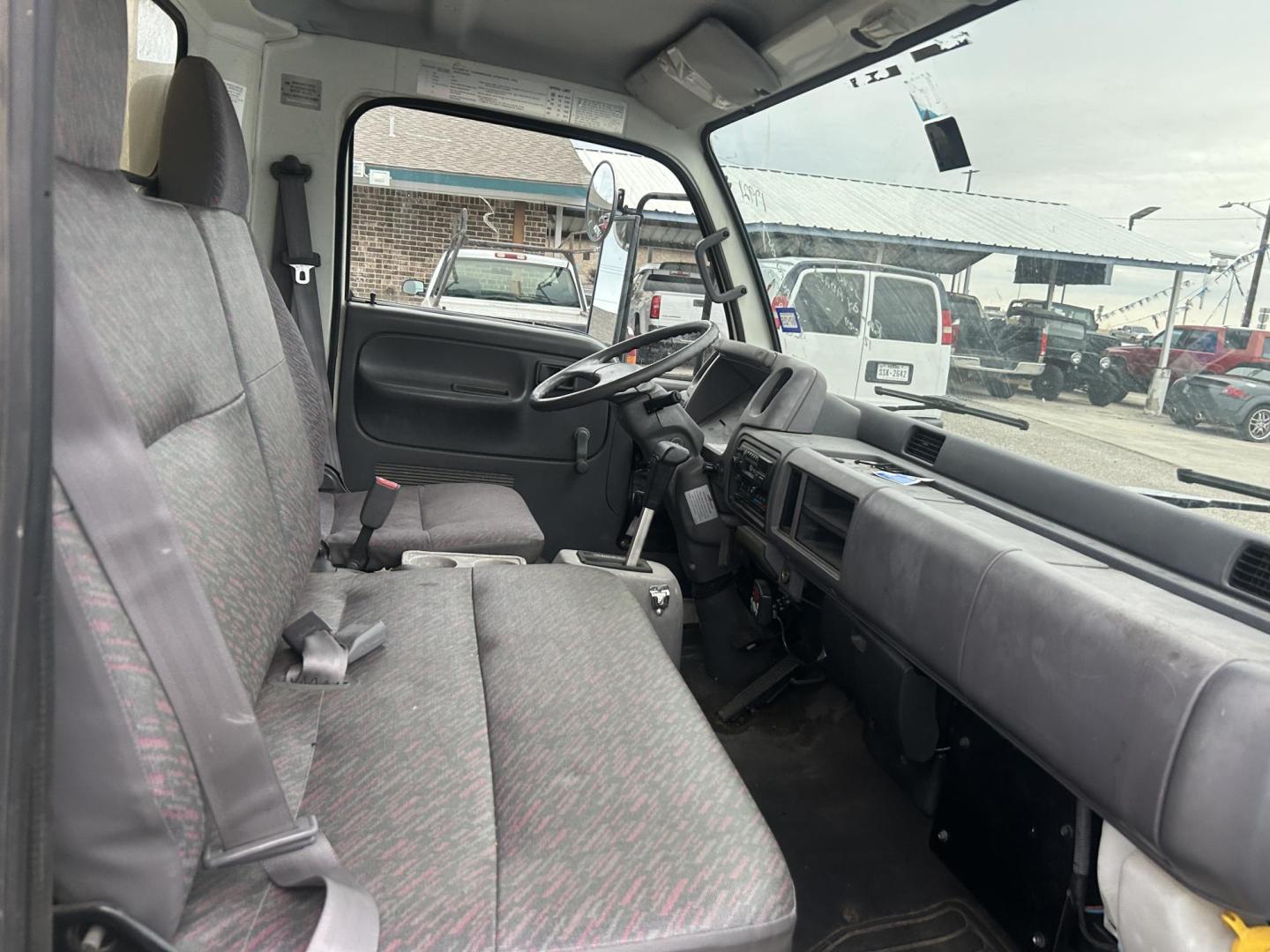 2000 Nissan UD1200 - (JNAUXV1J9YA) with an 4.6L L6 TURBO INTERCOOLER DIESEL engine, located at 1687 Business 35 S, New Braunfels, TX, 78130, (830) 625-7159, 29.655487, -98.051491 - Photo#4